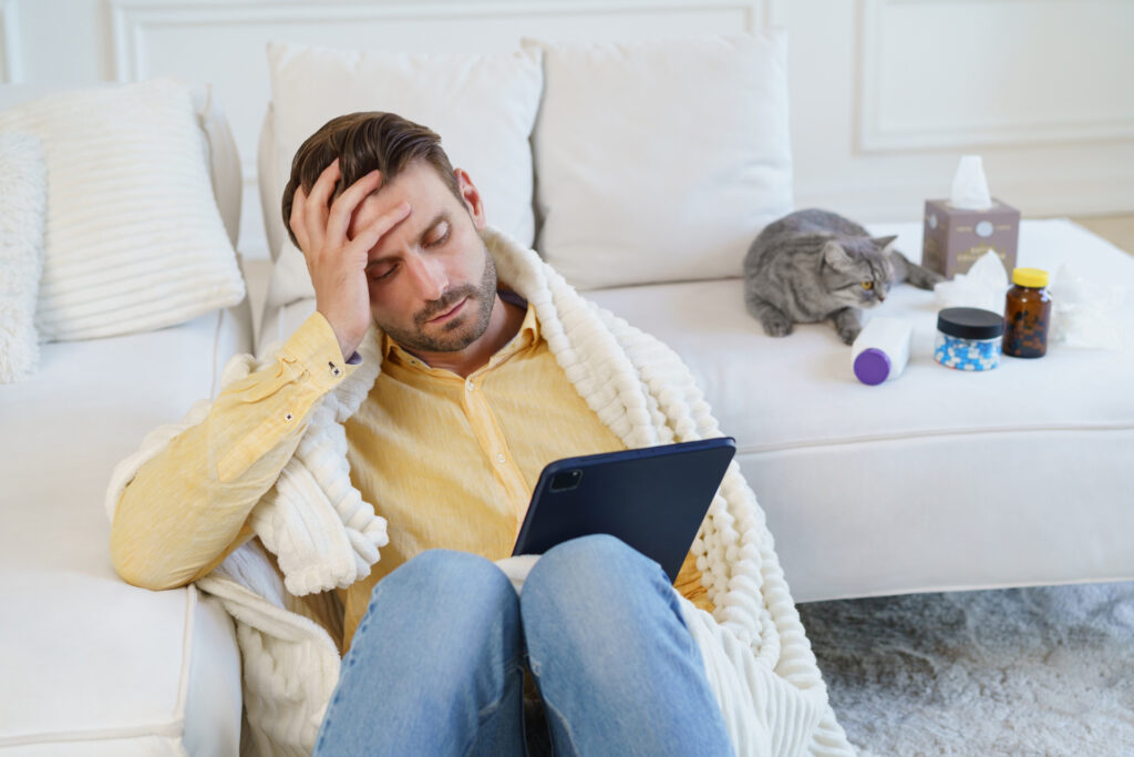 猫に薬を飲ませるのに、頭をかかえる飼い主