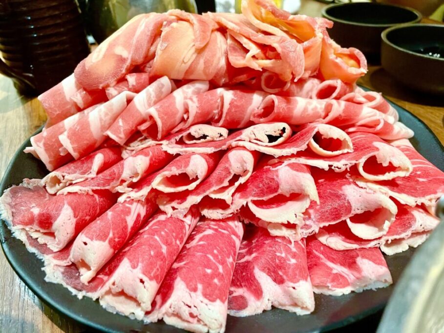 生肉山盛り