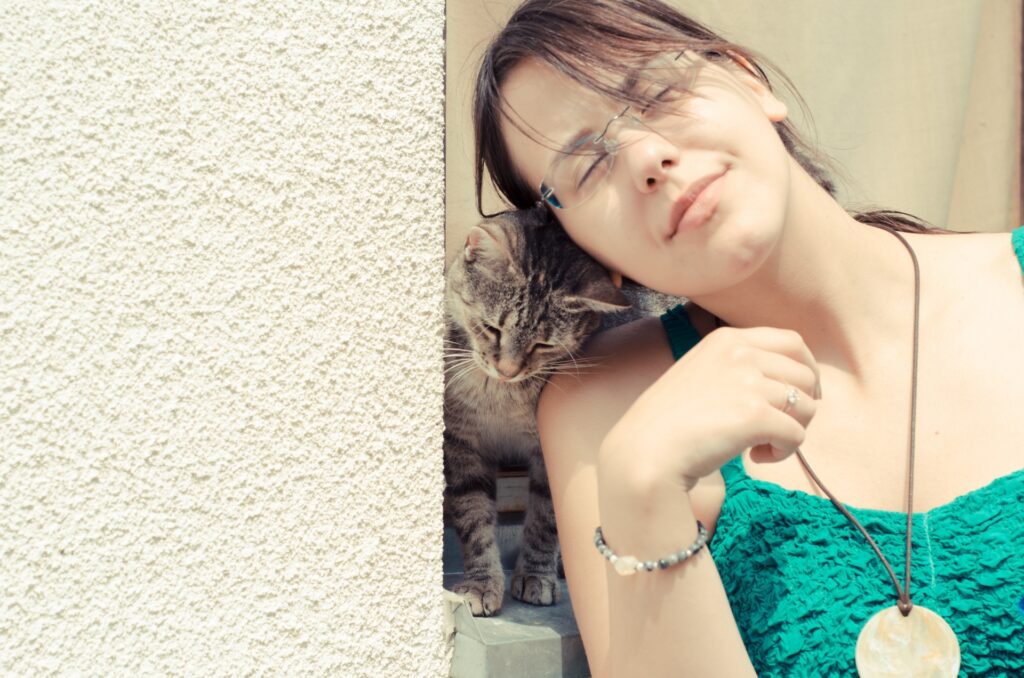 人とぴったりくっつく猫