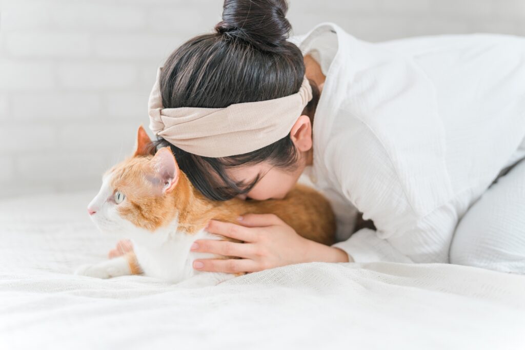 猫吸いする飼い主