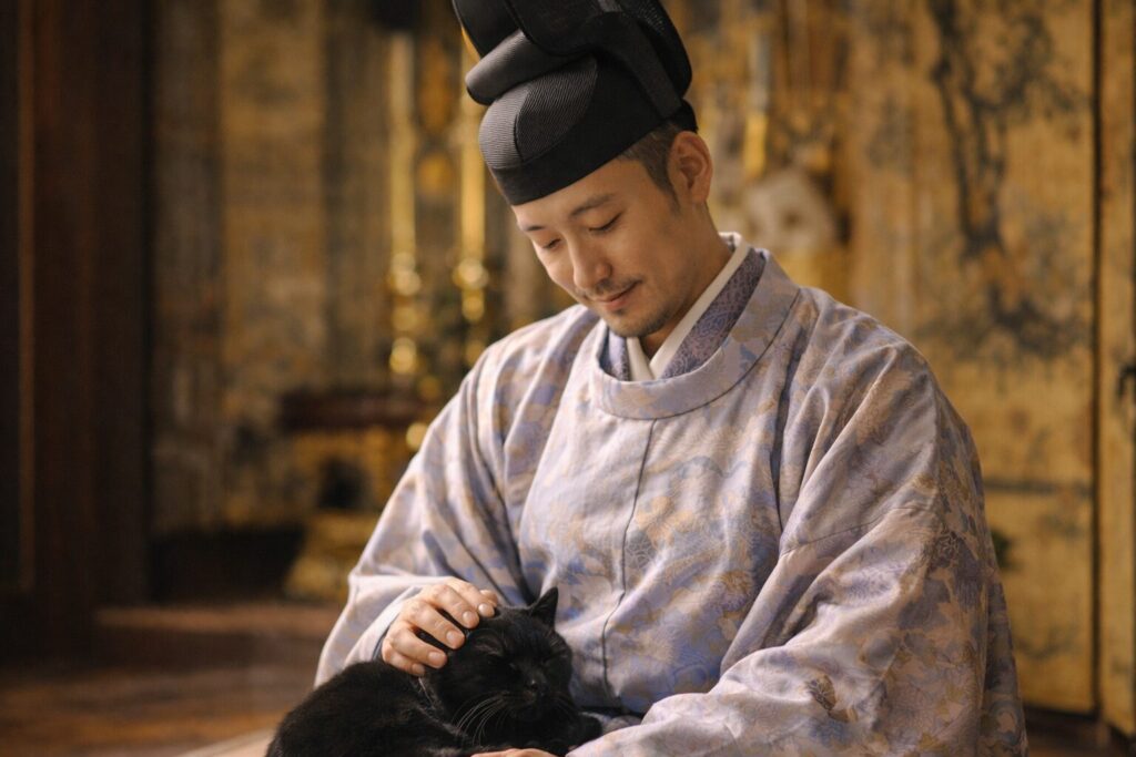 男性になでられてる猫